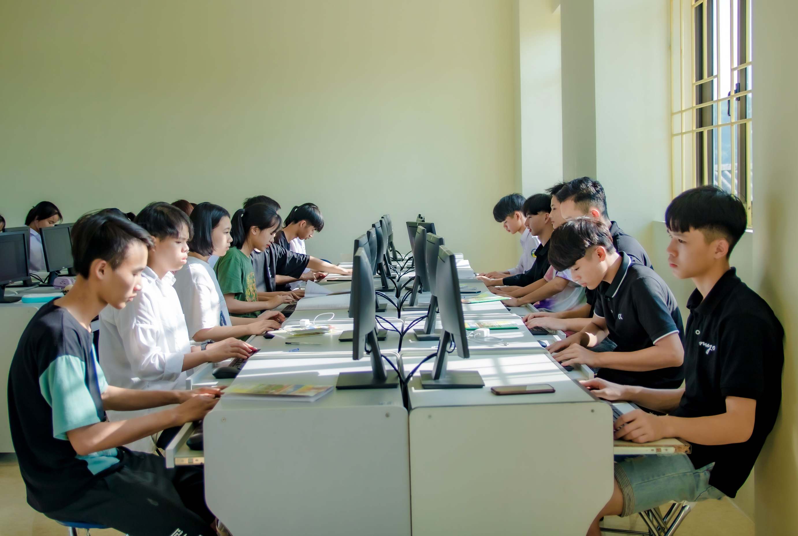 ห้องเรียนออนไลน์ที่มีโน้ตบุ๊กและจอแสดงผล
